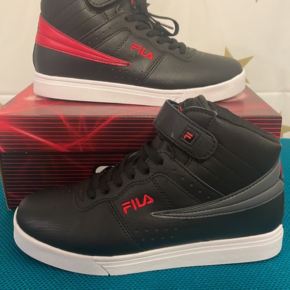 New in box Fila Shoes in size 6Youth - Picture 2 of 6